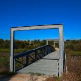 A un certo punto intravediamo una lunga passerella in percorsa da strutture in ferro dalla forma quadrata. Siamo davanti a un ponte pedonale che permette di attraversare Lama Gambetta, �affluente� di Lama Lamasinata
